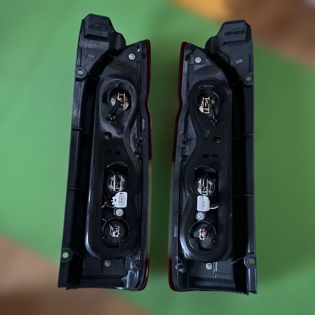 【たっちゃん】トヨタ200系純正ハイエーステールライト 左右セット