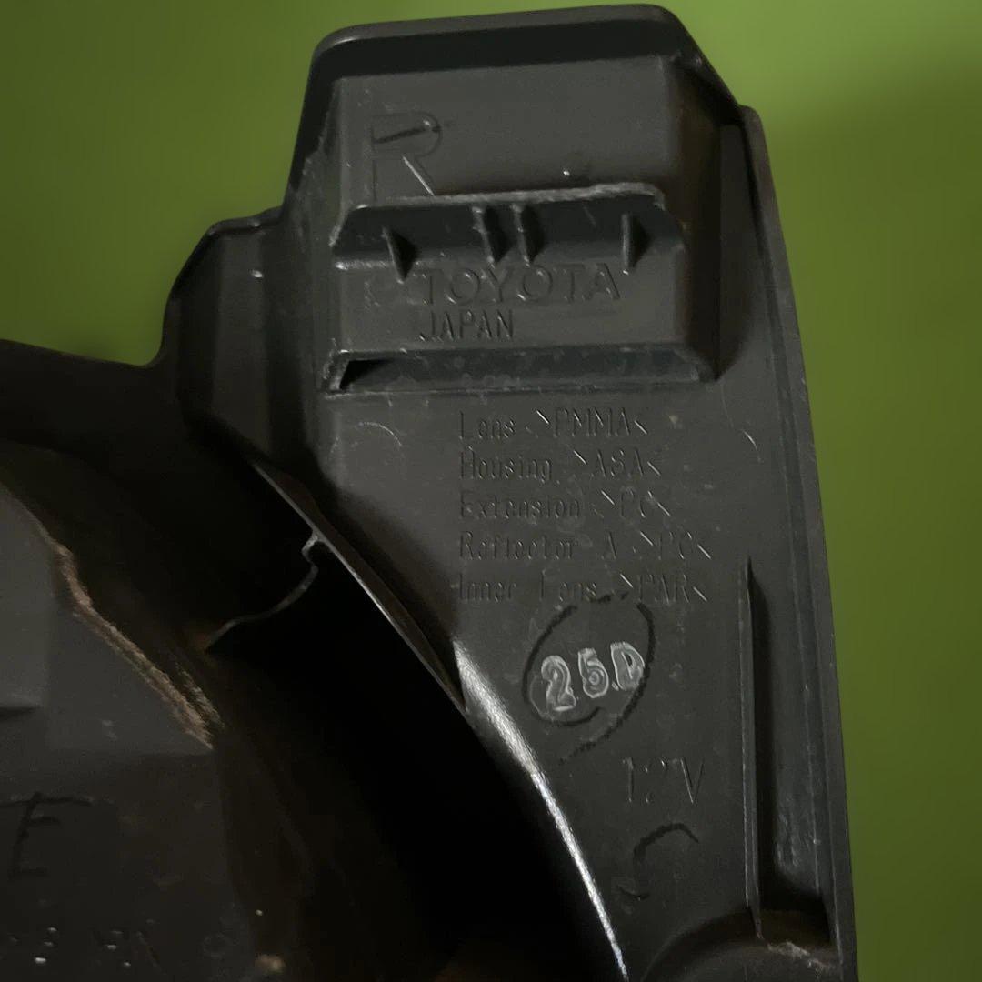 【たっちゃん】トヨタ200系純正ハイエーステールライト 左右セット