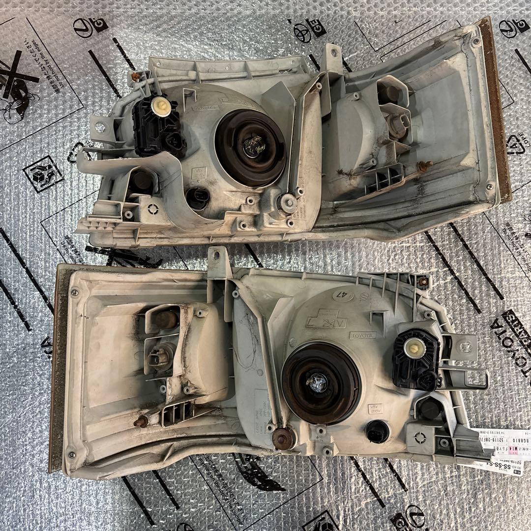 ハイエース　200系　1.2型ヘッドライト　純正