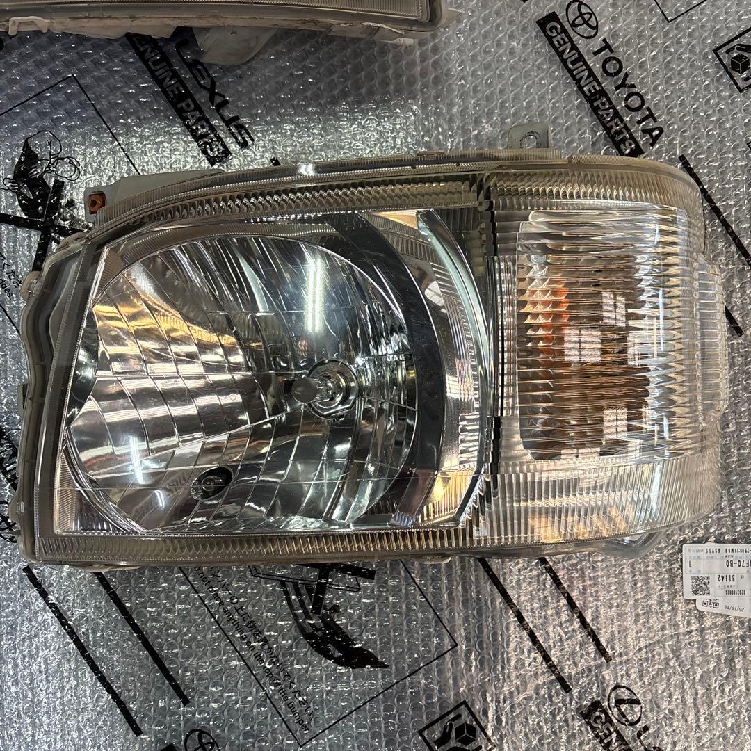 ハイエース　200系　1.2型ヘッドライト　純正