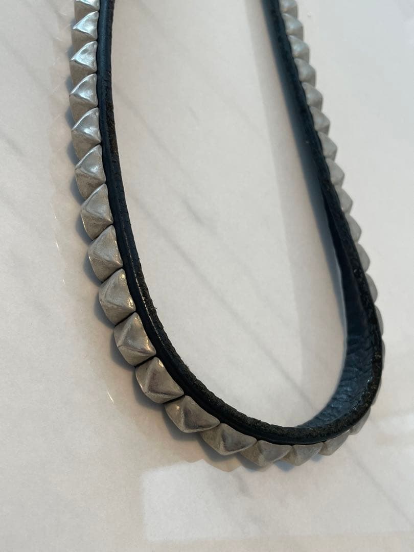 ThCbnピラミッドスタッズレザーウォレットチェーン