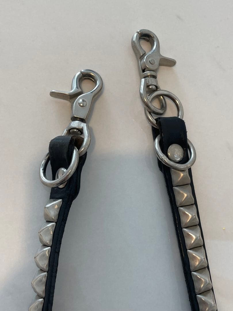 ThCbnピラミッドスタッズレザーウォレットチェーン