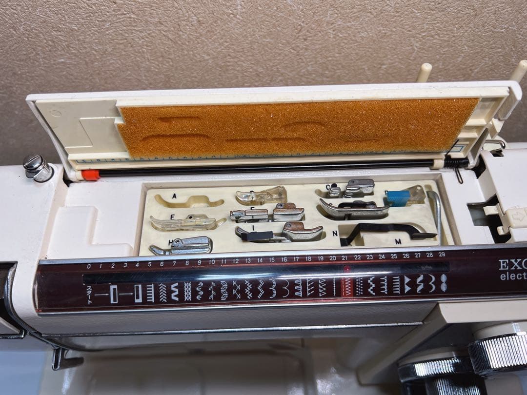 ジャノメ エクセル.フリーモーション刺繍もできるレトロミシン 815