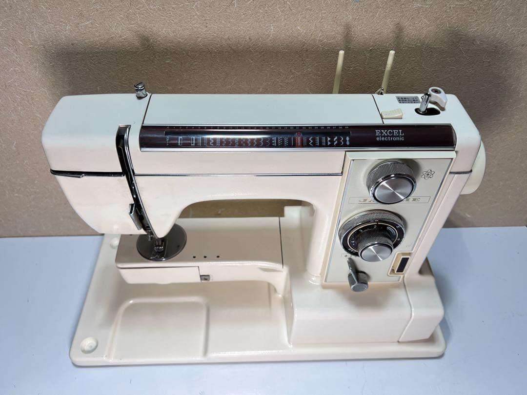 ジャノメ エクセル.フリーモーション刺繍もできるレトロミシン 815