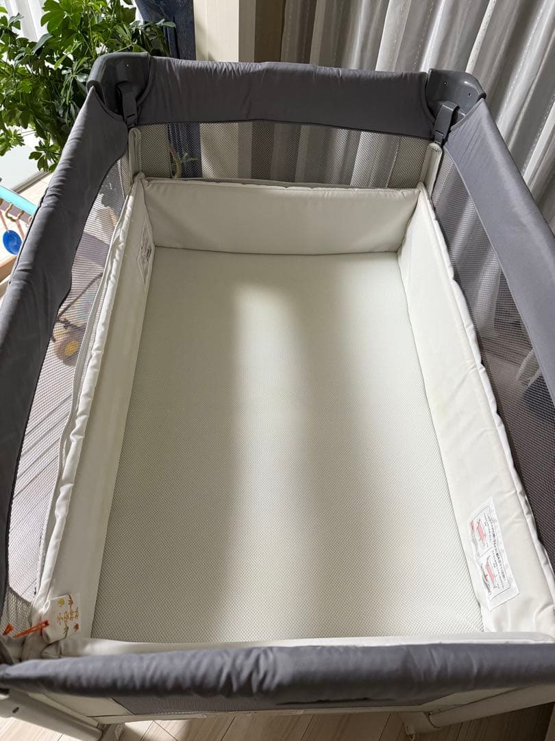 グレーのメッシュベビーベッド