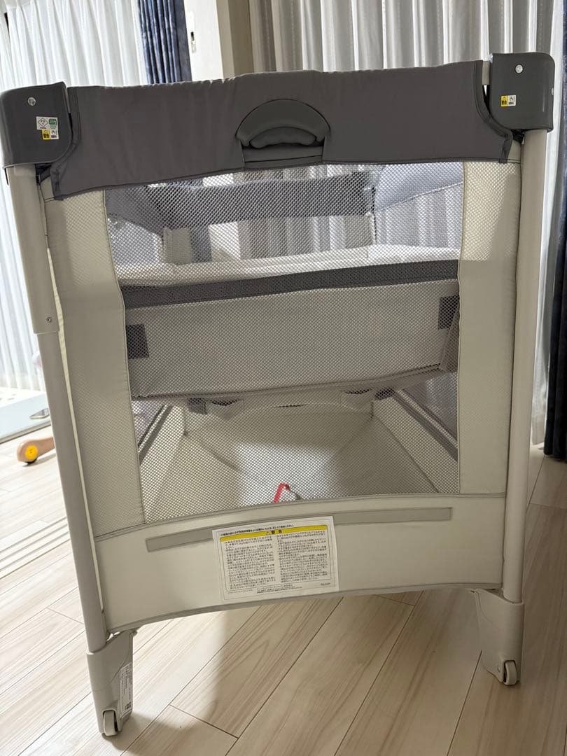 グレーのメッシュベビーベッド