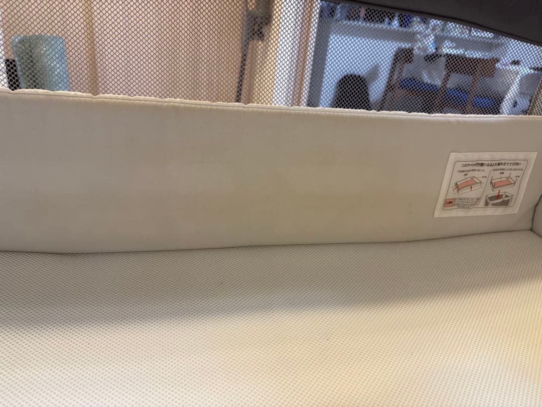 グレーのメッシュベビーベッド