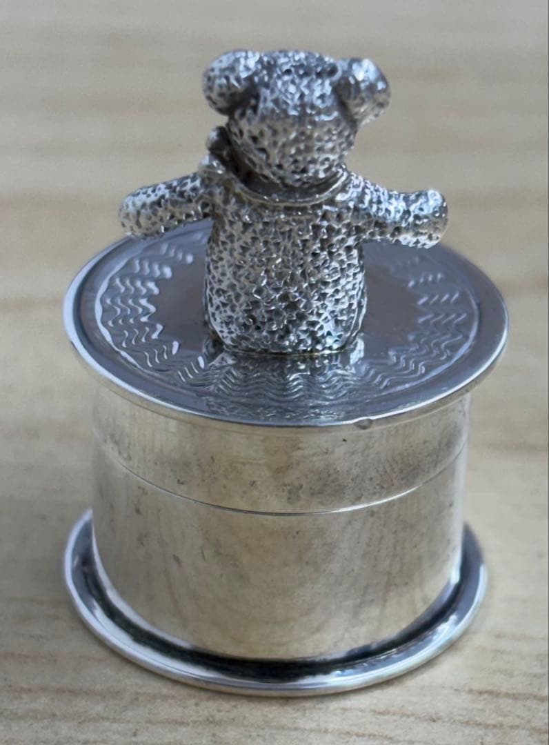 ティファニー シルバーの乳歯ケースです。