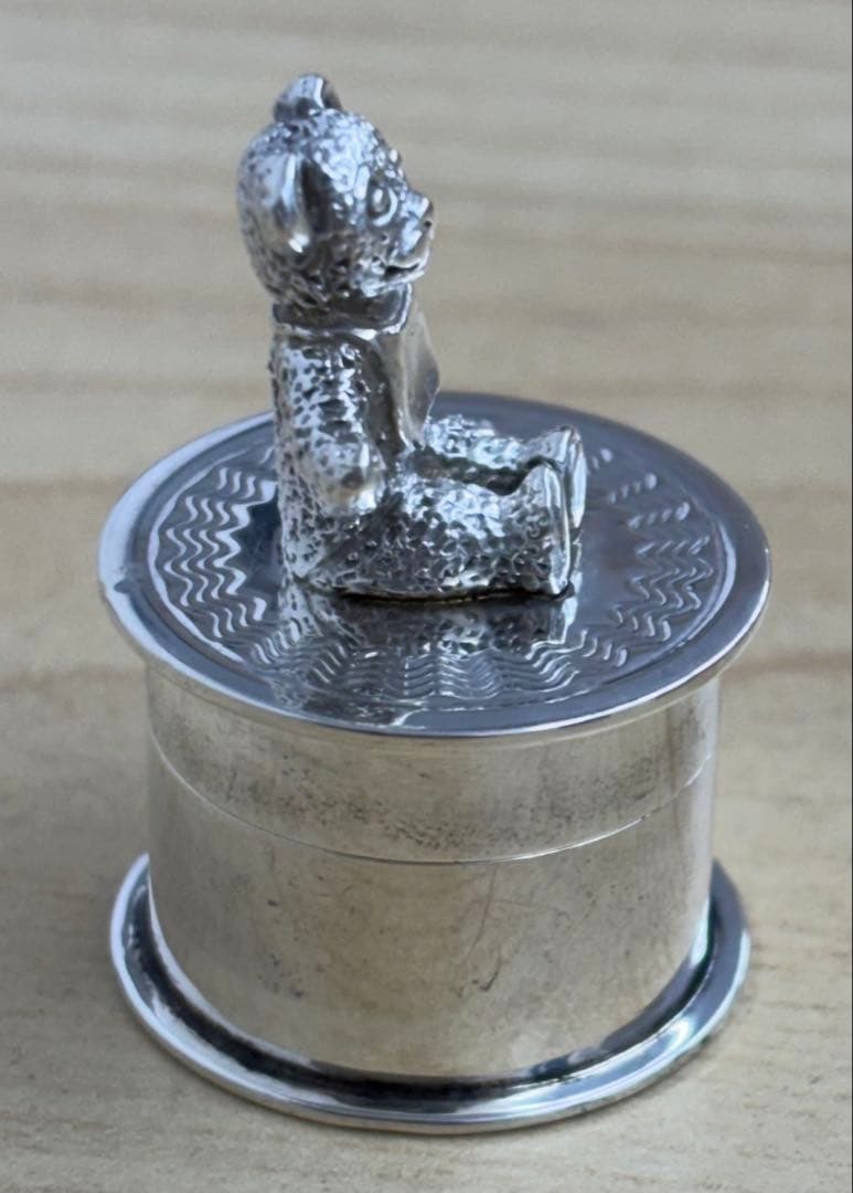 ティファニー シルバーの乳歯ケースです。