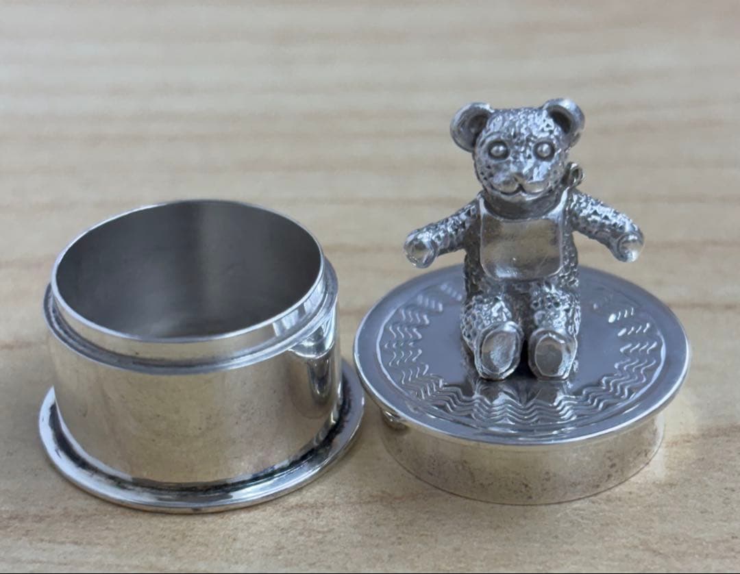 ティファニー シルバーの乳歯ケースです。