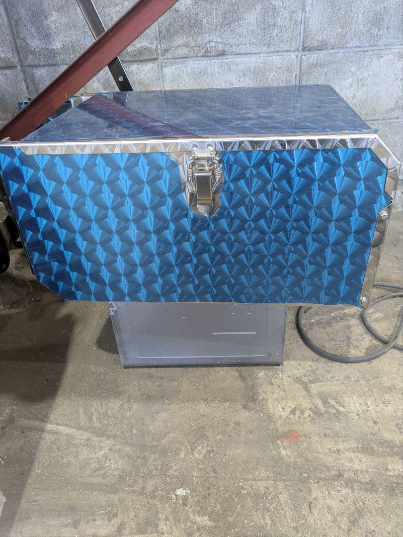 トラックバッテリーケース　ウロコステンレス　デコトラ