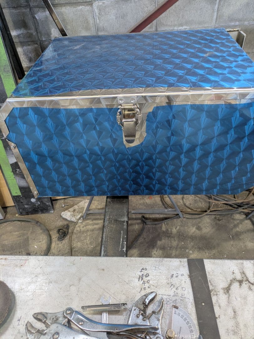 トラックバッテリーケース　ウロコステンレス　デコトラ