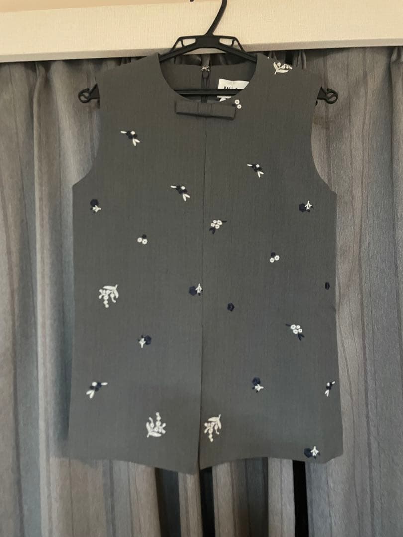 bibiy AIMEE BIJOU TOP グレー刺繍ノースリーブ