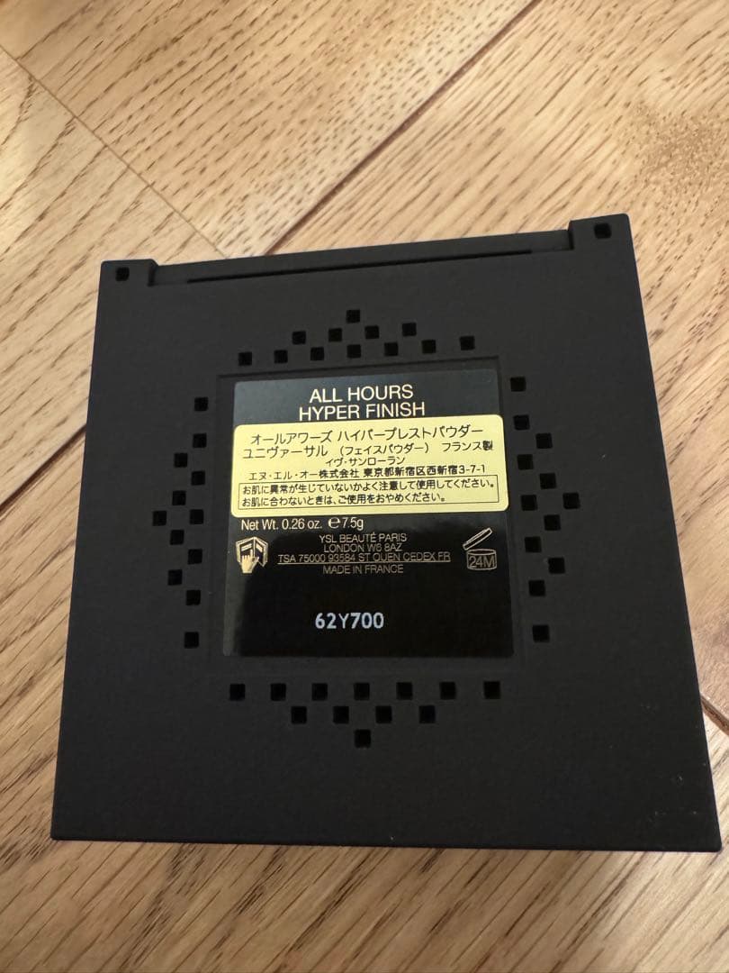 イヴ・サンローラン　フェイスパウダー新品