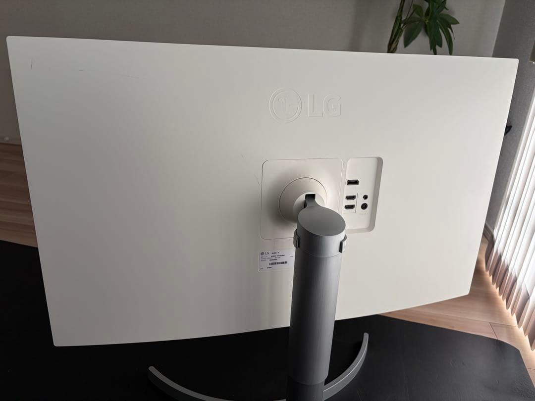 LG 31.5インチ 4Kモニター 32UN550-W【動作確認済・付属品完備】