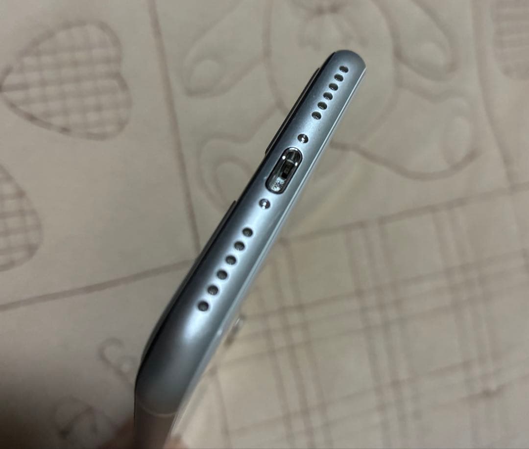 Apple iPhone SE (第2世代) ホワイト 本体とケーブル