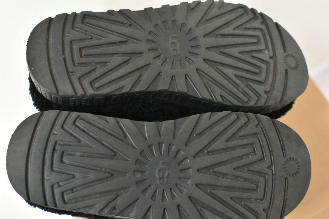 アグ オーフラッフィータサンダル シープスキンUGG OH FLUFFITA