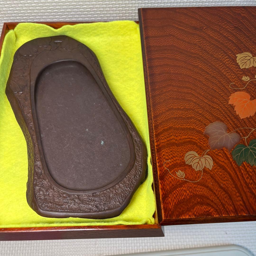 ⭕️赤間硯　20cm 糸瓜彫刻自然硯　古硯　龍雲堂製　文字秀逸　蔦と実を蒔絵木箱