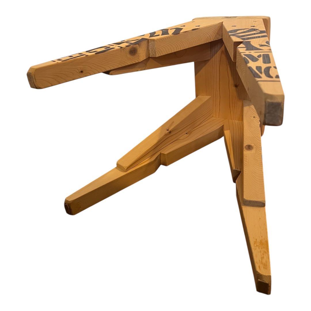 M&M CUSTOM PERFORMANCE FURNITUREロゴ入りスツール