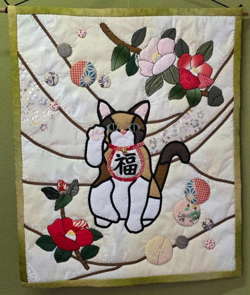 【ハンドメイド】ステンドグラスキルトタペストリー　招き猫と寒椿