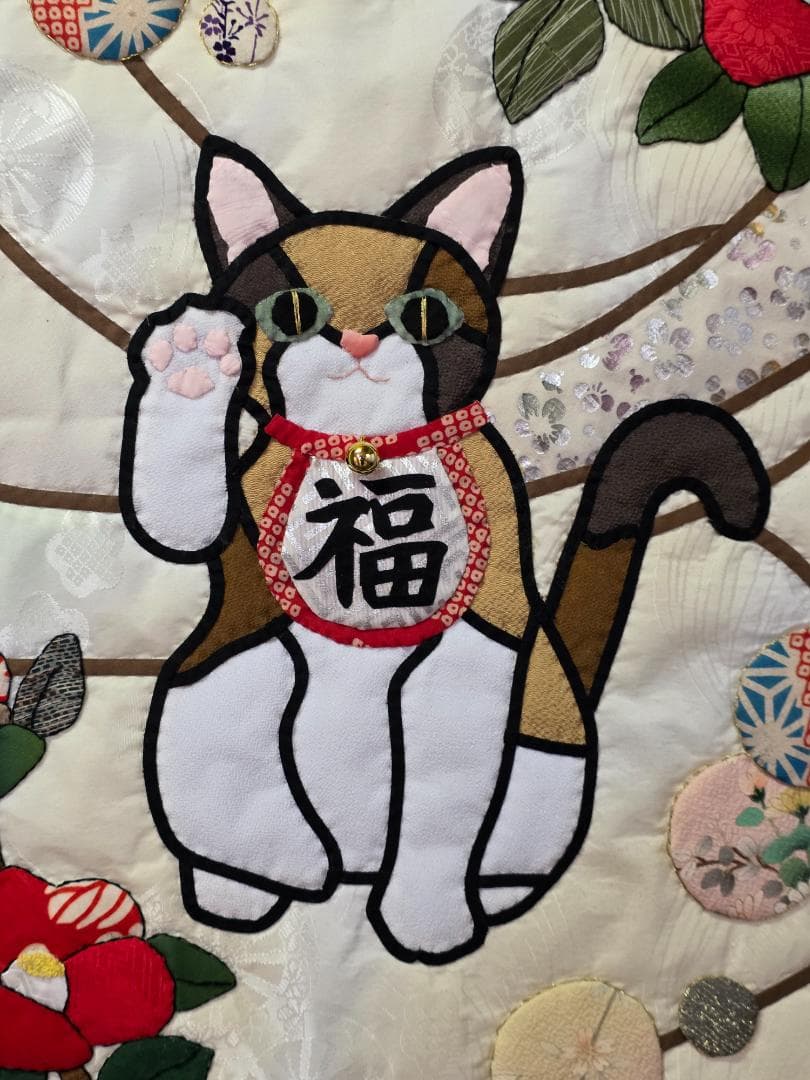 【ハンドメイド】ステンドグラスキルトタペストリー　招き猫と寒椿