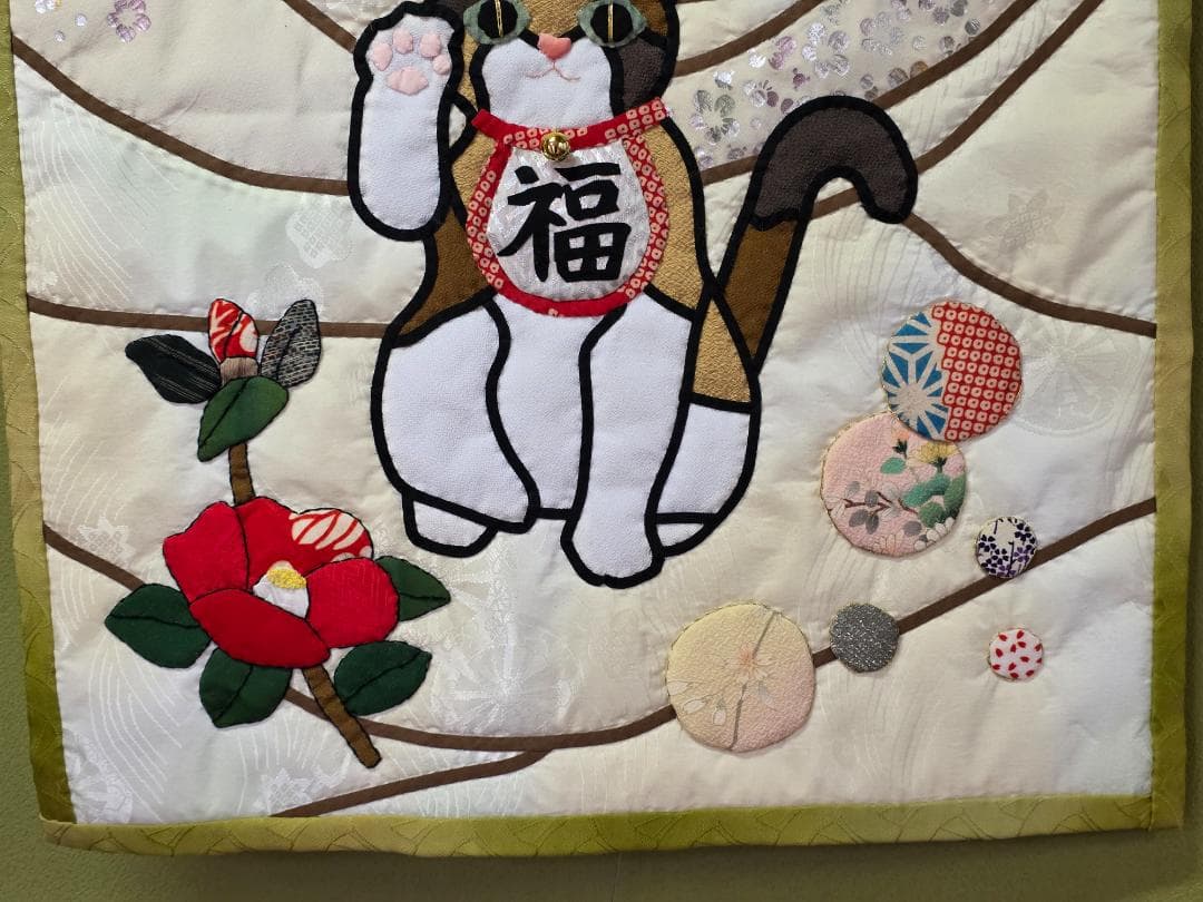 【ハンドメイド】ステンドグラスキルトタペストリー　招き猫と寒椿