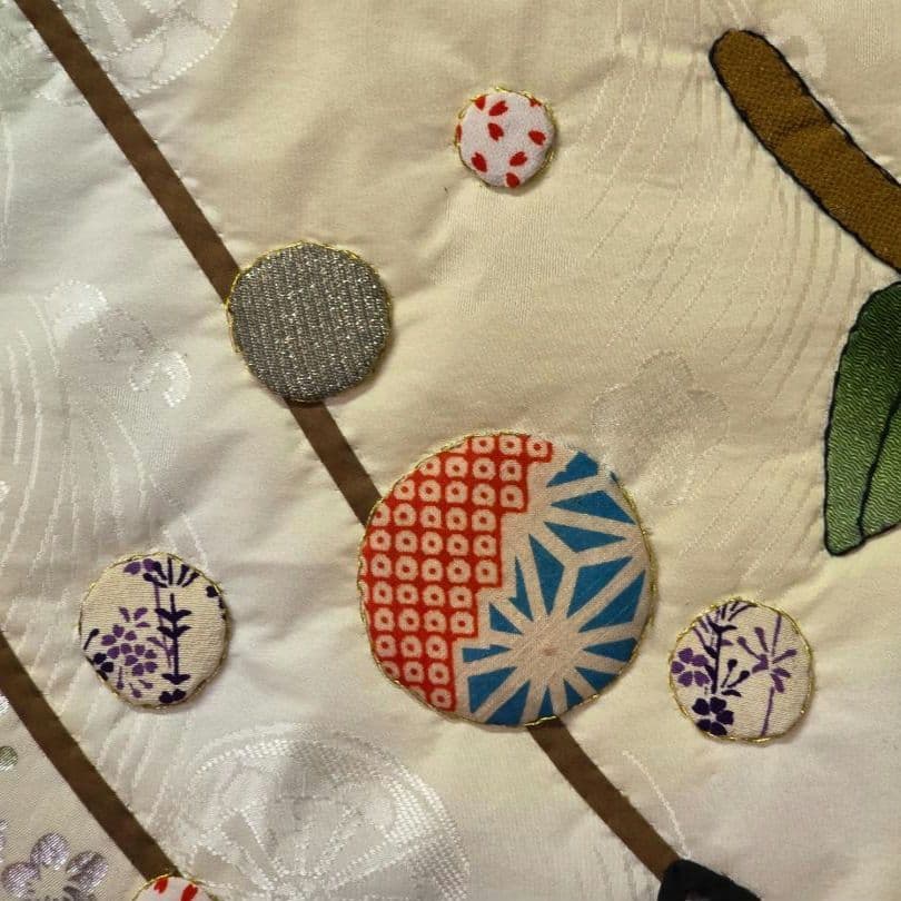 【ハンドメイド】ステンドグラスキルトタペストリー　招き猫と寒椿