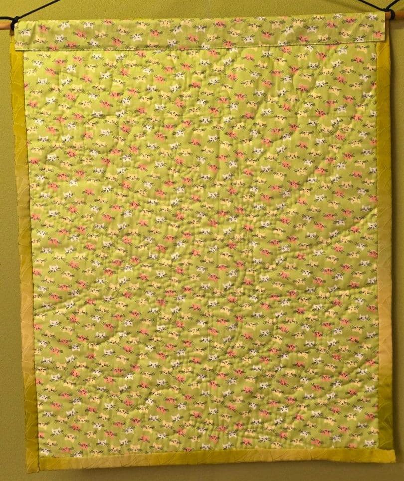 【ハンドメイド】ステンドグラスキルトタペストリー　招き猫と寒椿