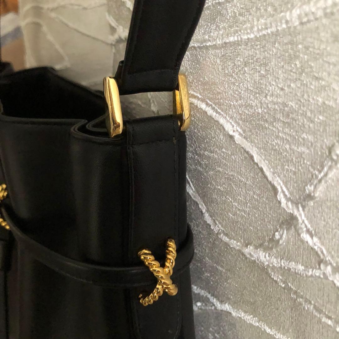 KIMIJIMA 黒いレザーバケットバッグ ゴールド金具付き 縦スエードデザイン