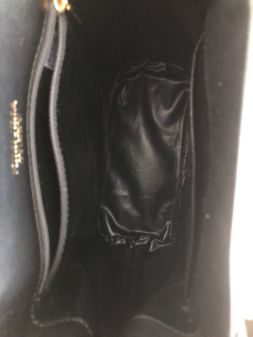 KIMIJIMA 黒いレザーバケットバッグ ゴールド金具付き 縦スエードデザイン