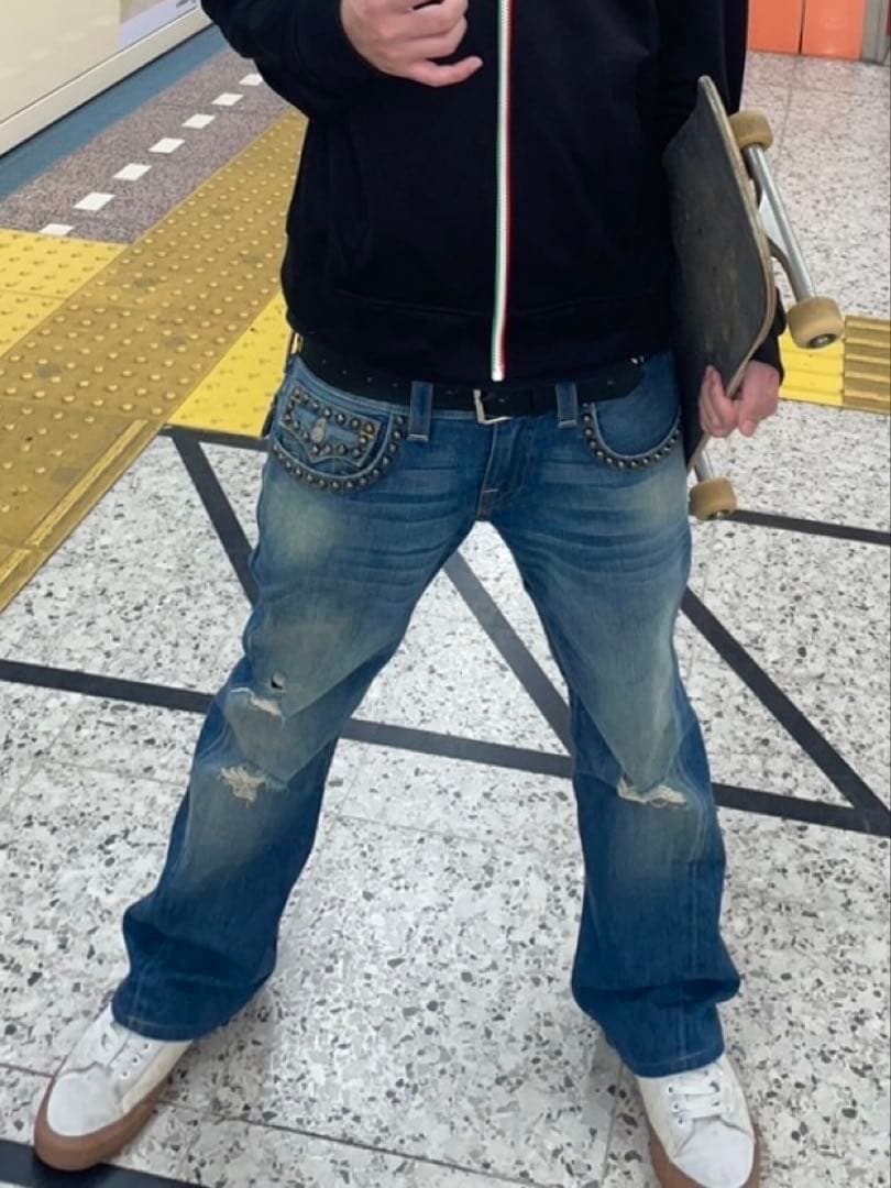 TRUE RELIGION joey フレアデニム スタッズ io着用