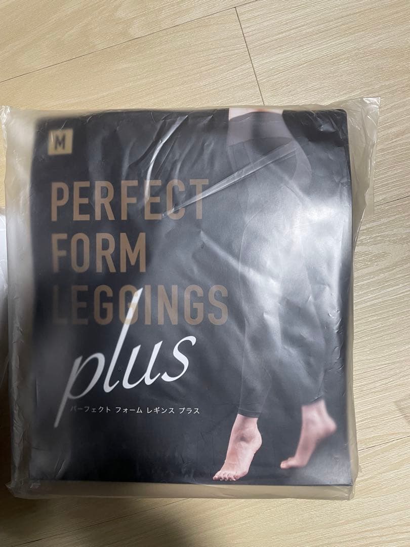 新品未開封　パーフェクトフォームトップス＆レギンスセット Mサイズ