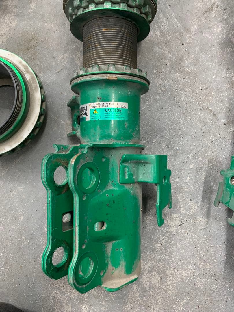 プリウスα車高調