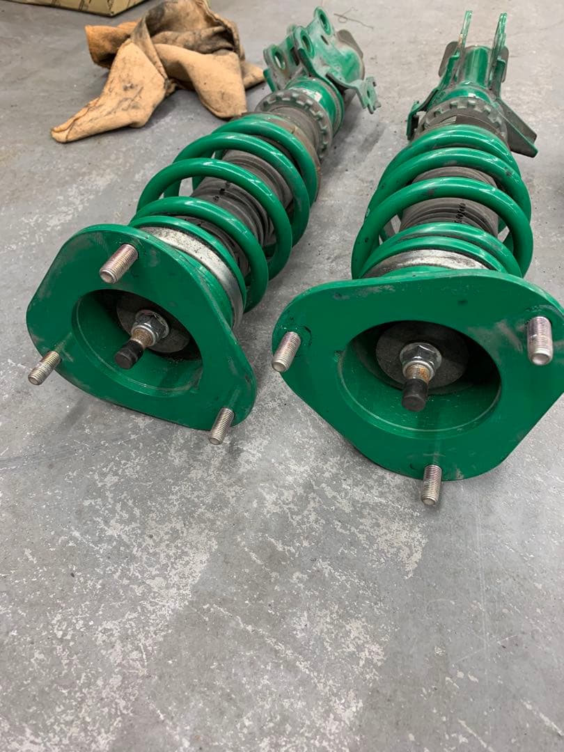 プリウスα車高調