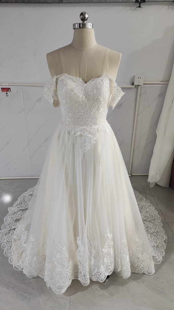 トレーンあり豪華レースウェディングドレスオフショルダーアボリー