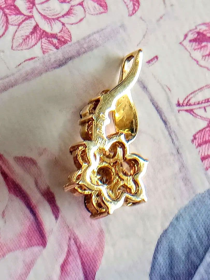 ✨【美品】k18ダイアモンド1.4g 0.60ct 花モチーフネックレストップ