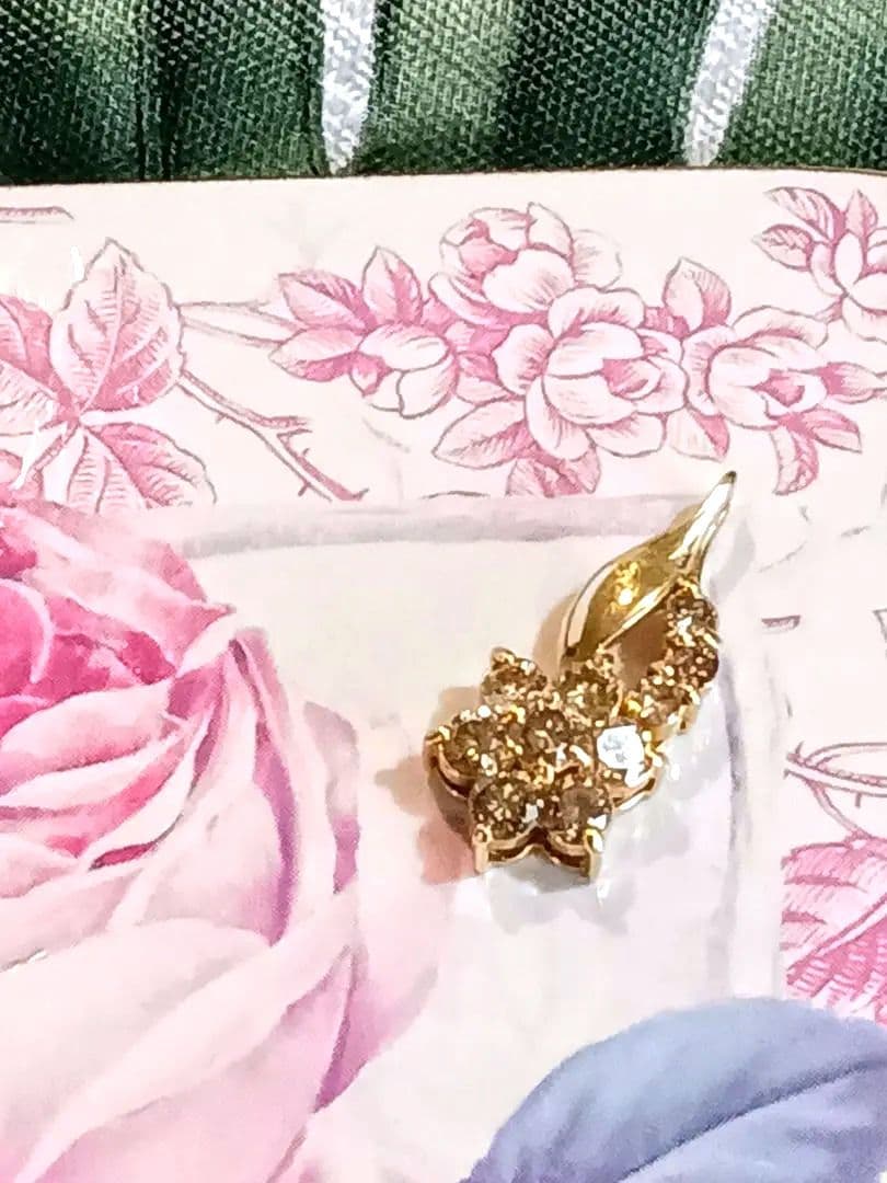 ✨【美品】k18ダイアモンド1.4g 0.60ct 花モチーフネックレストップ