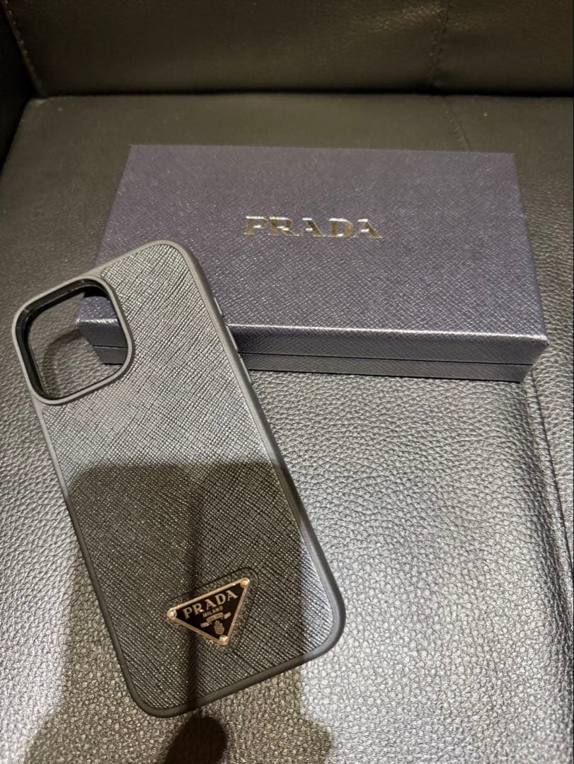 PRADA サフィアーノレザー iPhone 16 Pro Max ケース