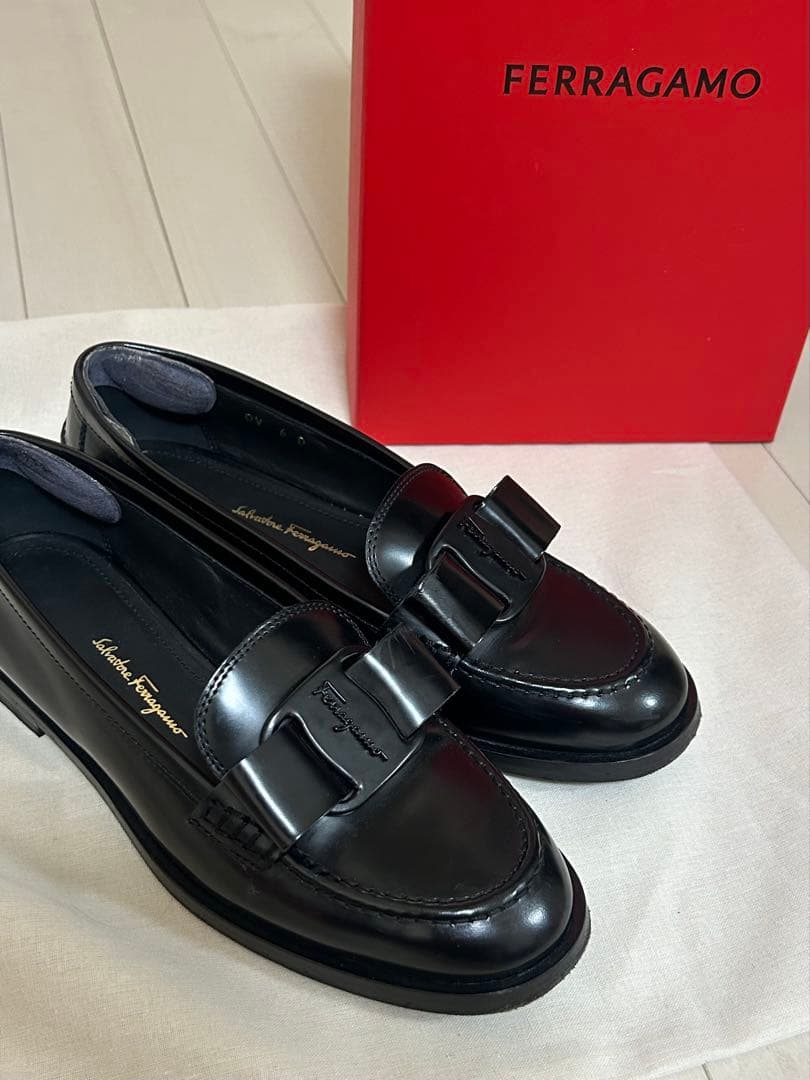 FERRAGAMO VIVALDO ブラックローファー