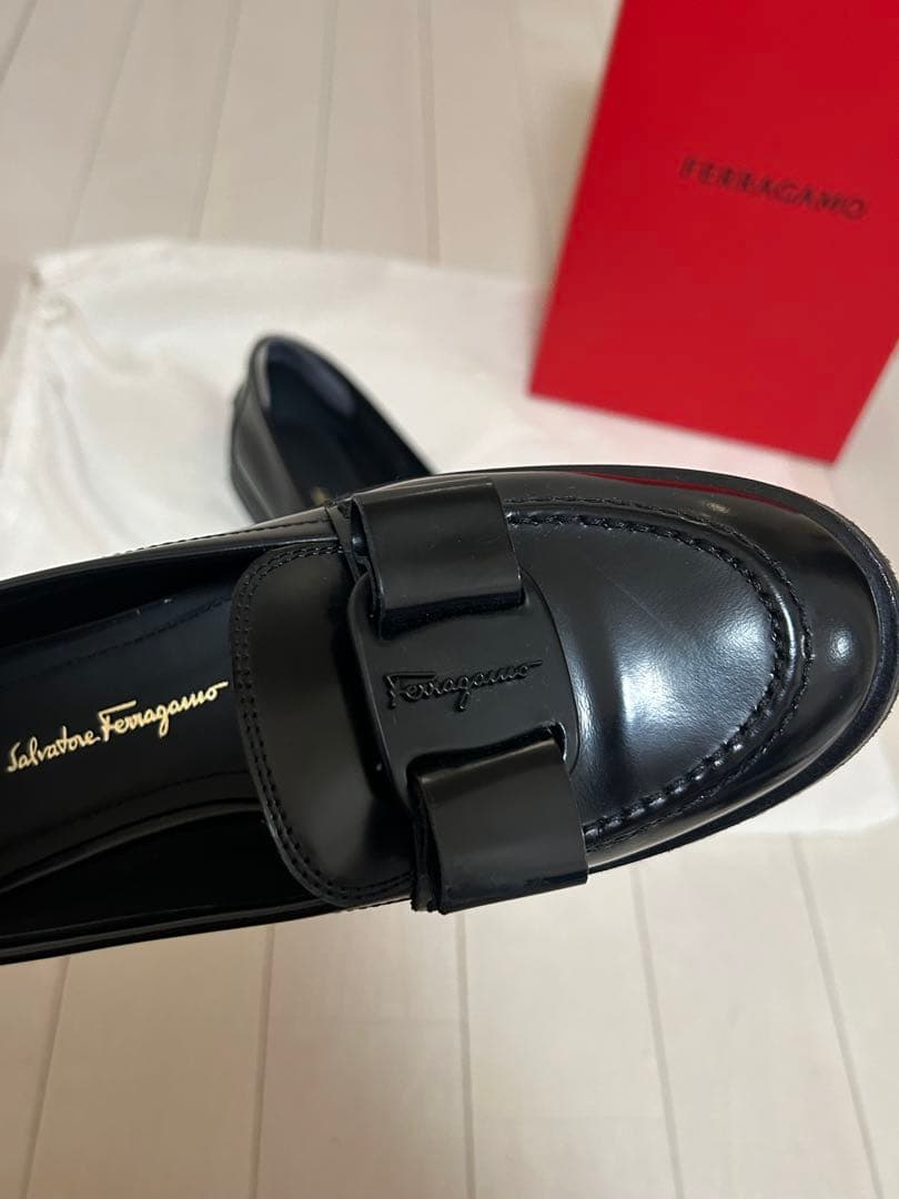 FERRAGAMO VIVALDO ブラックローファー