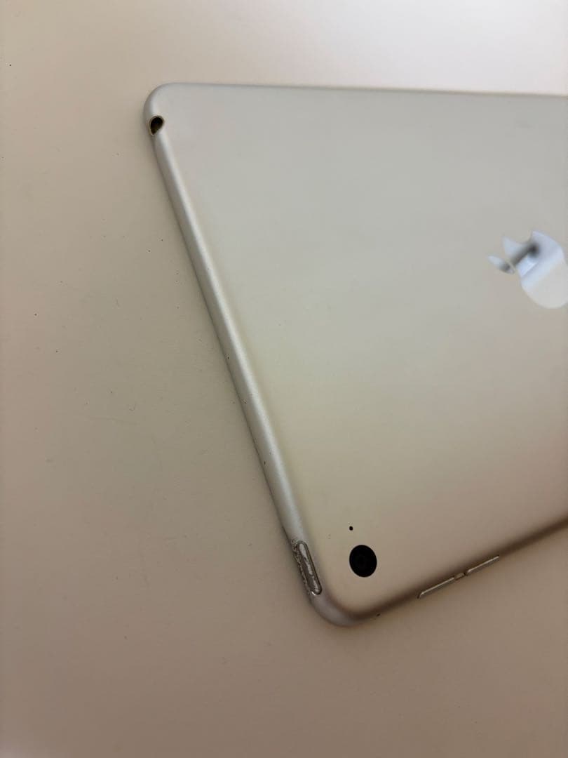 iPad mini 4 シルバー (128GB) 本体