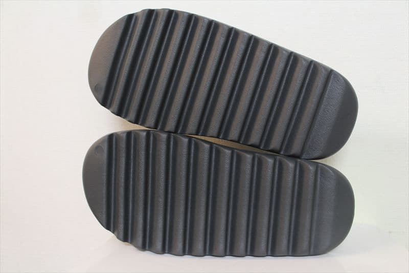 未使用 adidas YEEZY SLIDE DARK ONYX