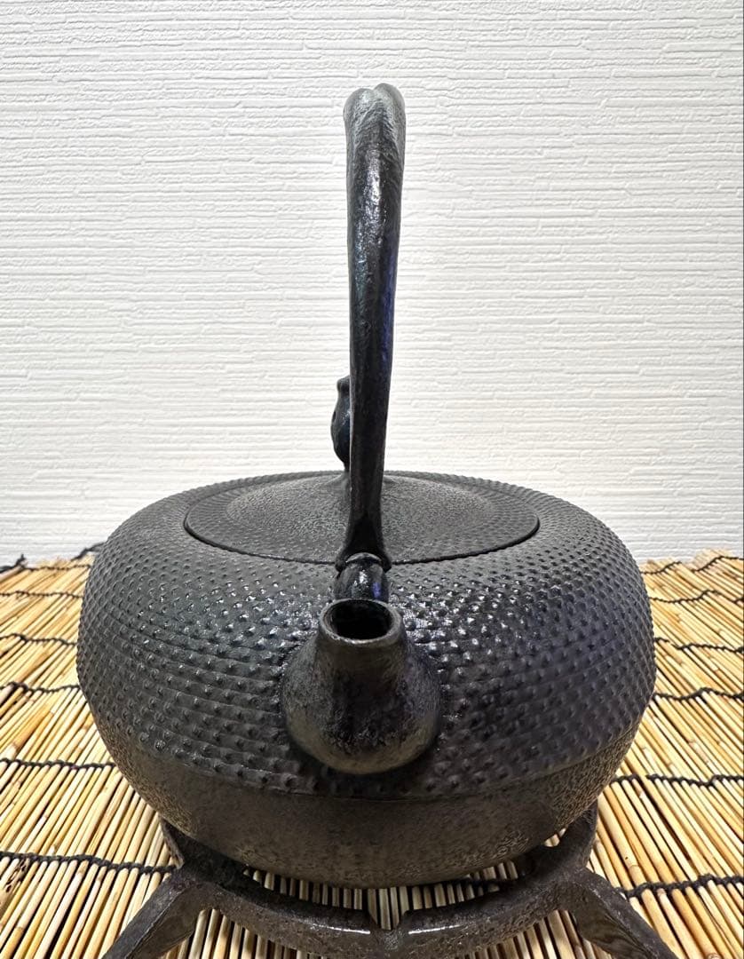 未使用、供箱、栞付　南部虎山工房造前田知行　１２型姥口アラレ　南部鉄瓶　南部鉄器