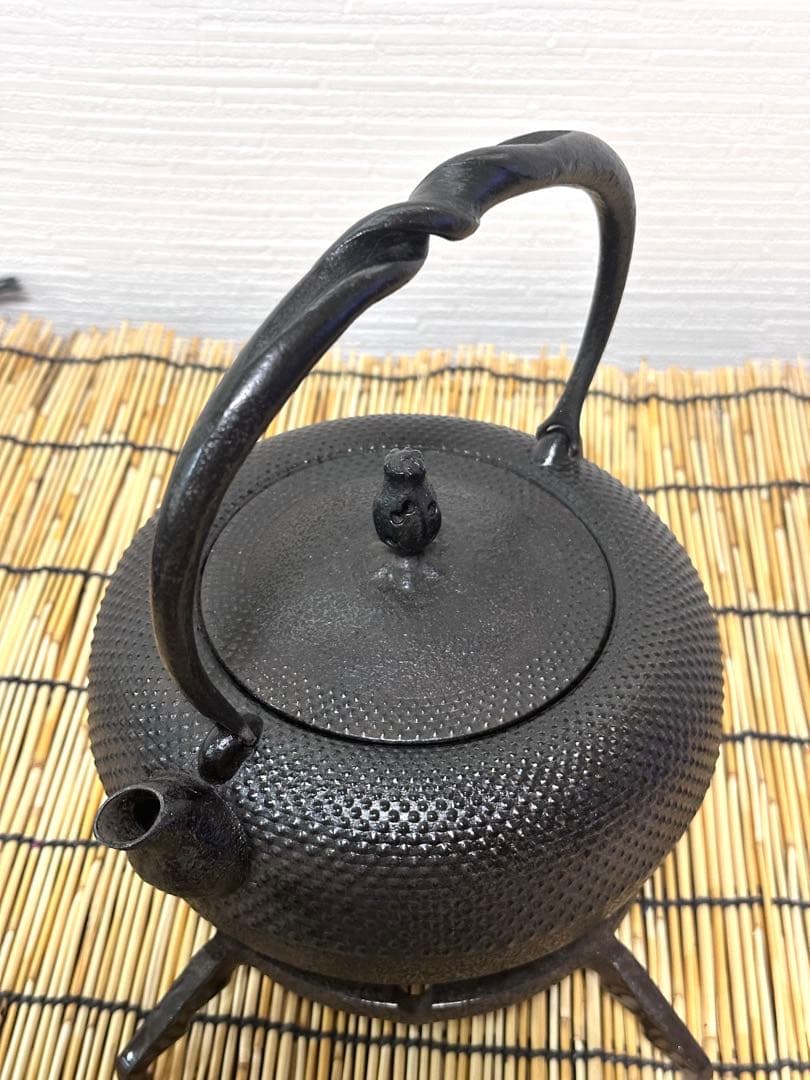 未使用、供箱、栞付　南部虎山工房造前田知行　１２型姥口アラレ　南部鉄瓶　南部鉄器