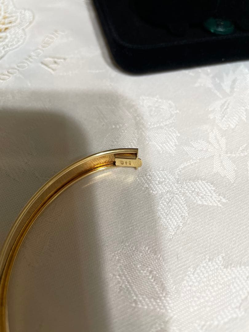 ウノアエレ　k18 ゴールドエングレーブバングル　四葉