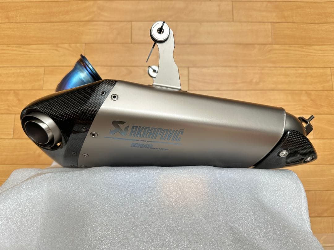 アクラポヴィッチ ドゥカティ パニガーレv2 2020年型