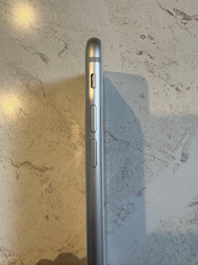 Apple iPhone 8 シルバー 画面ひびあり