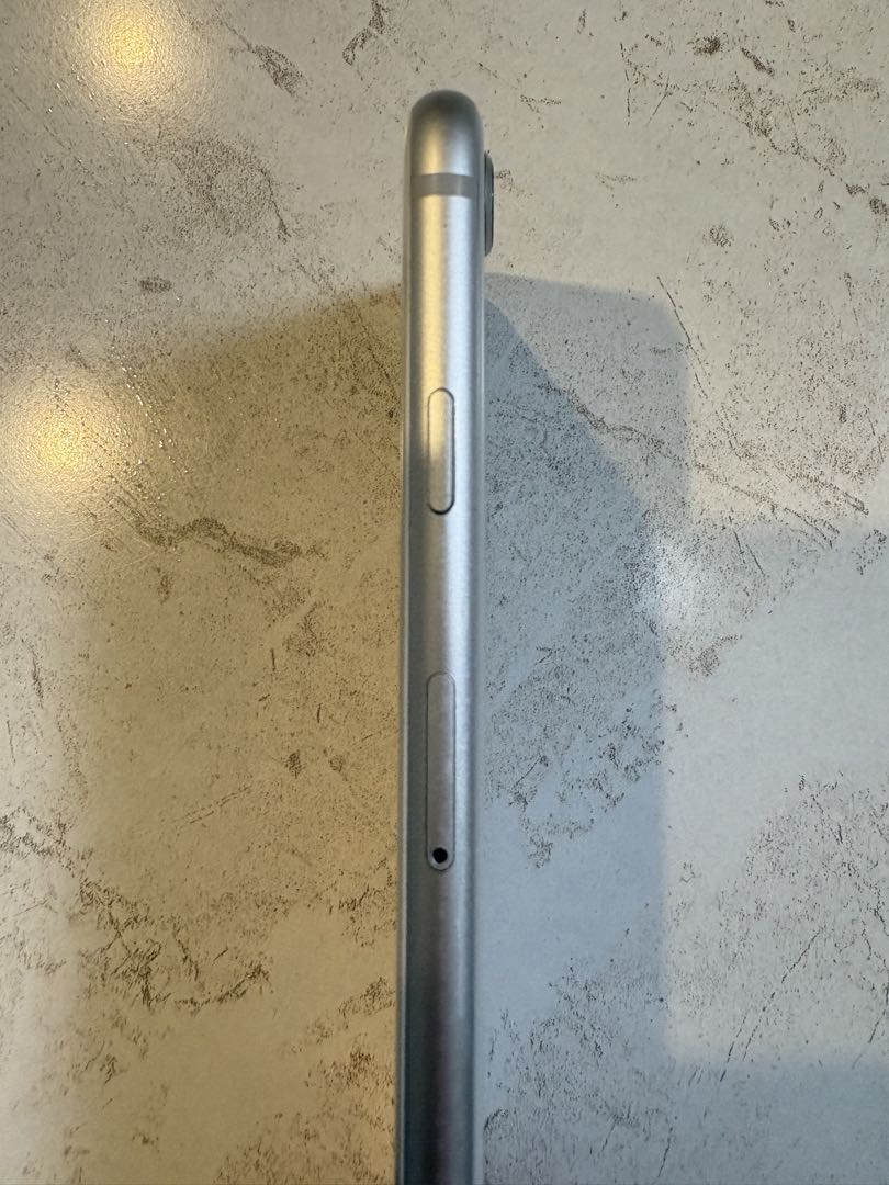 Apple iPhone 8 シルバー 画面ひびあり