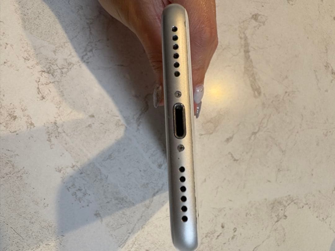 Apple iPhone 8 シルバー 画面ひびあり