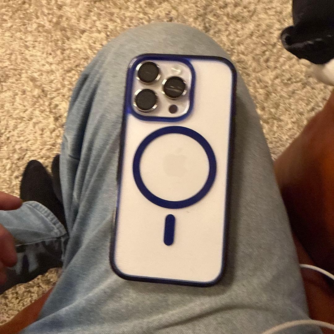 iPhone 16 Pro MagSafe ホワイト/ブルー ケース付き